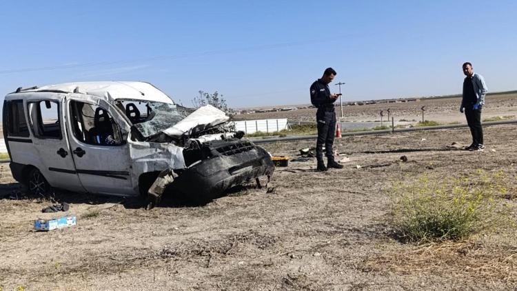 Çekiciye çarpan hafif ticari araç takla attı: 2 ölü, 3 yaralı