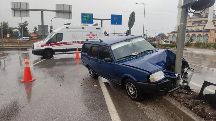 Otomobil, refüjdeki trafik lambası direğine çarptı; 1 yaralı