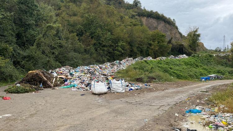 Vahşi depolama alanı dolunca, çöpler yola dökülmeye başlandı