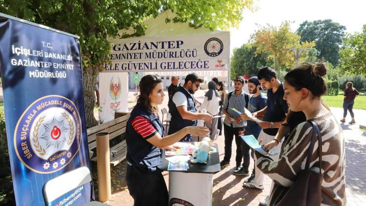 Gaziantepte üniversite öğrencileri polis ekiplerince bilgilendirildi