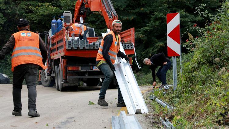 Akyazıda okul güzergahındaki uçurumun kenarına çelik bariyerli önlem