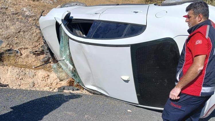 Mardin’de kontrolden çıkarak yan yatan otomobildeki 3 kişi yaralandı