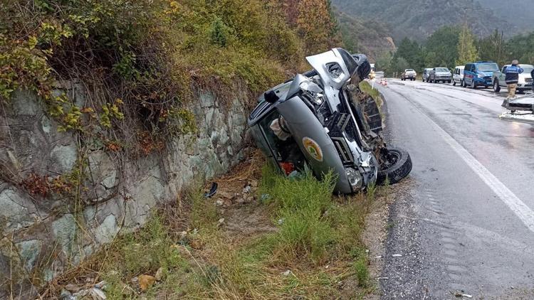 Orman personelini taşıyan kamyonet duvara çarptı 4 yaralı