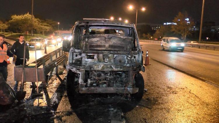 Beykoz TEM Otoyolunda hasarlı araç taşıyan çekici alev alev yandı