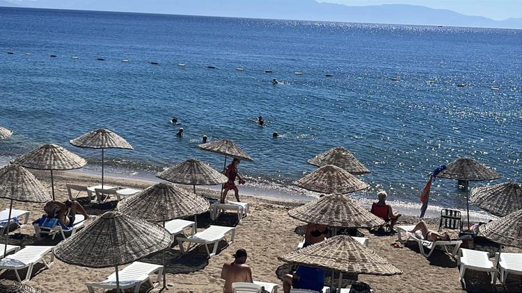 Bodrumda sarı yaz hareketliliği; turistler denize girdi