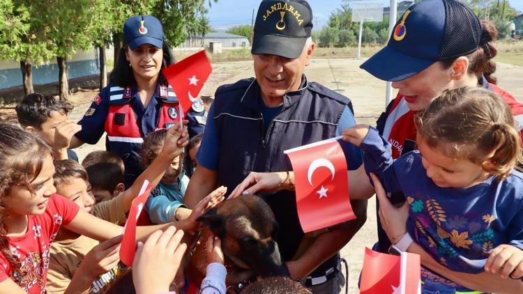 Osmaniye’de jandarma, çocuklara hayvan sevgisini anlattı