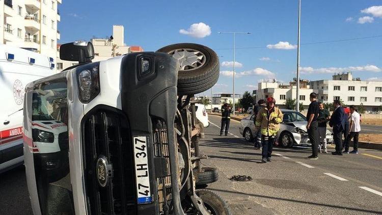 Mardin’de otomobil ile çarpışan minibüs devrildi: 3 yaralı