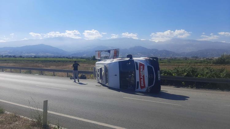 Manisada ambulans ile hafif ticari aracın çarpışması kamerada; 3 yaralı