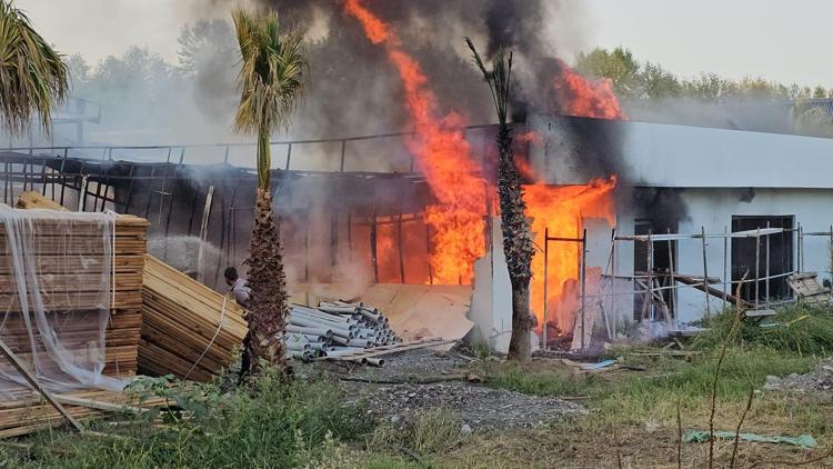 Sapancada, bungalov tesisinde yapımı süren restoran binasında yangın