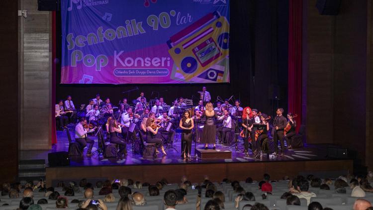 Büyükşehir’in kent orkestrası, 90’lar konseri ile nostalji rüzgarı estirdi