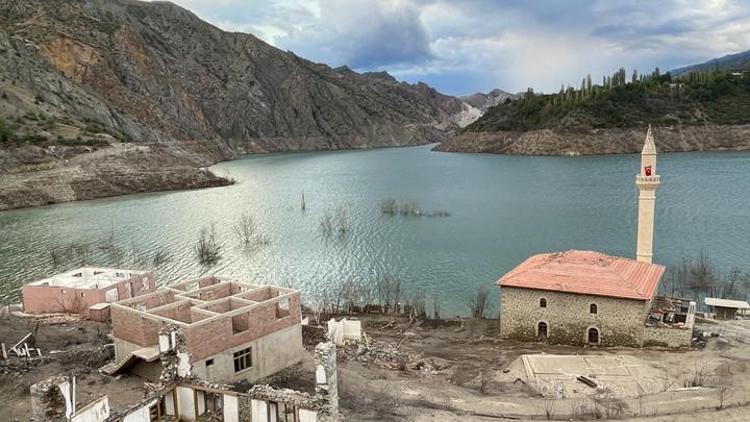 Artvinde Yusufeli Barajı’nda sular çekildi, köyler gün yüzüne çıktı: Anılarımızı tazeliyoruz