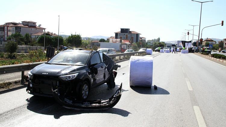 TIRdan savrulan kağıt bobini otomobilin üzerine düştü