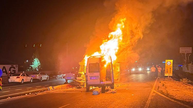 Diyarbakırda kafa kafaya çarpışan kamyonet ile minibüs alev aldı: 11 yaralı