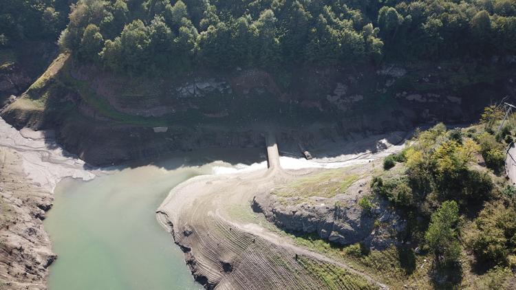 Barajda sular çekildi, eski köprü ortaya çıktı