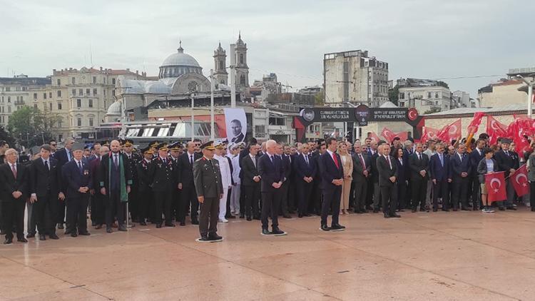 İstanbulun düşman işgalinden kurtuluşunun 101. yıl dönümü: Taksim Cumhuriyet Anıtına çelenk bırakıldı