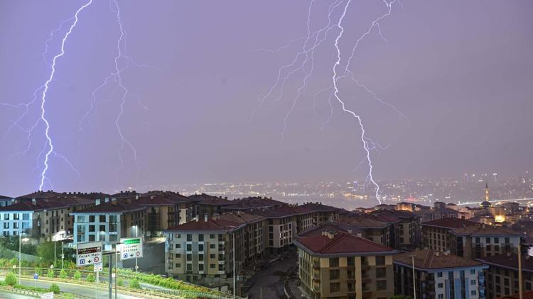 İstanbulda Anadolu Yakasında sağanak yağış etkili oluyor