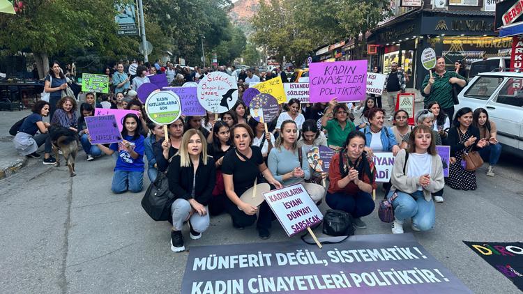 Tunceli’de kadınlar, ‘kadın cinayetleri’ne tepki için yürüdü, yol kapattı