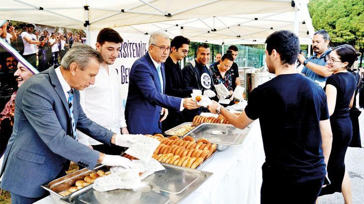 Üniversitelerden öğrencilerine boyozlu sıra geceli karşılama