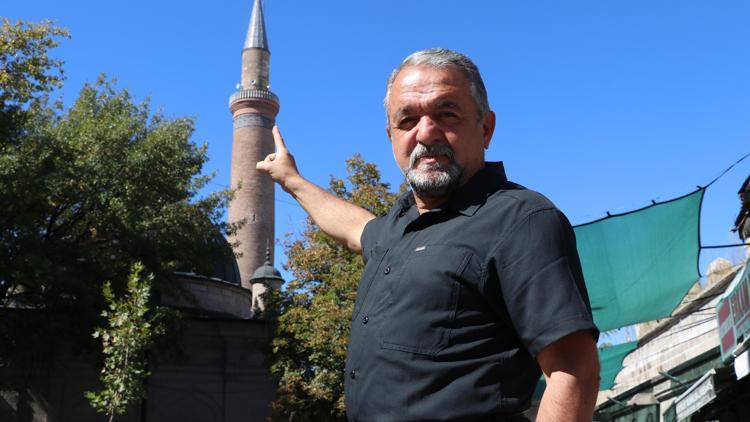 900 yıllık caminin depremde yıkılan minaresindeki kitabede yazanlar okunamıyor