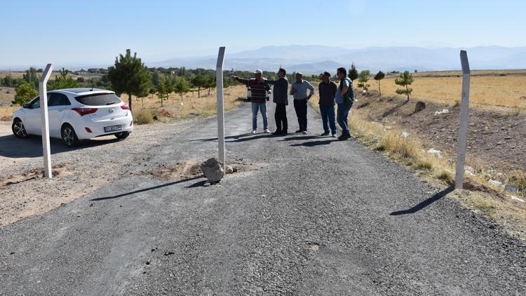 Arsa benim dedi, köy yolunu kapattı