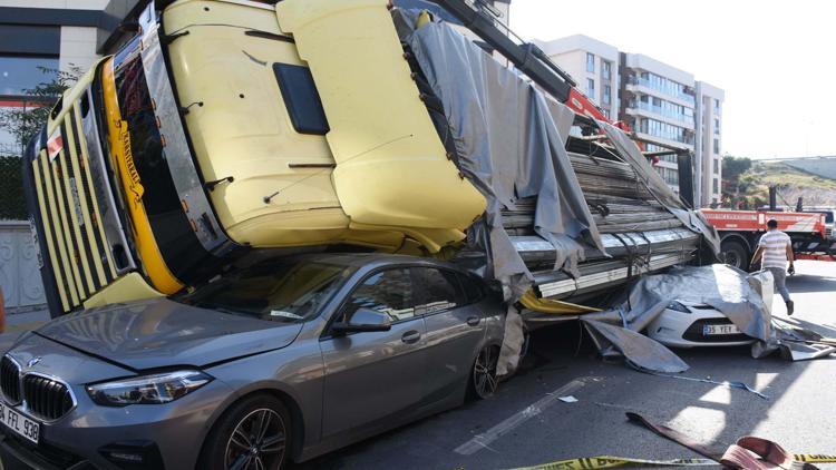 İzmirde şoförü polisten kaçan TIR, iki otomobilin üzerine devrildi; 2 yaralı