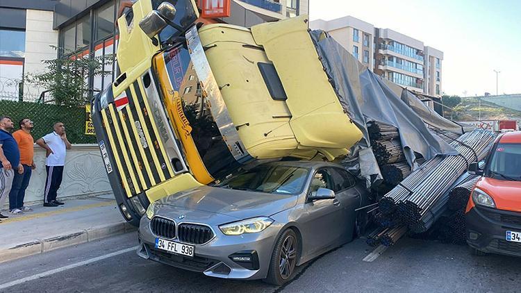 Polisten kaçan TIR dehşet saçtı: Otomobillerin üzerine devrildi, 2 kişi yaralandı