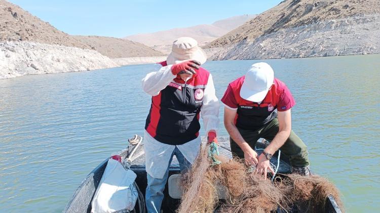 Kayseri’de baraj gölünden 550 metre hayalet ağ ve 800 pinter ağ imha edildi