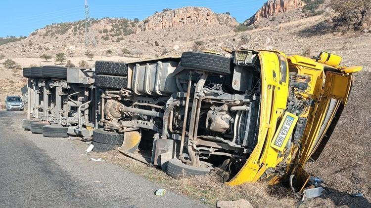 Kayseride ay çekirdeği yüklü TIR devrildi: 1 Yaralı