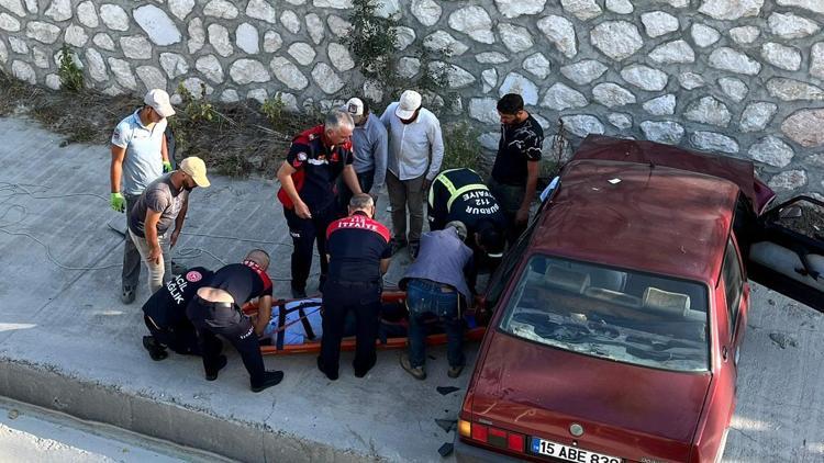 Çaya düşen otomobilin sürücüsü yaralandı