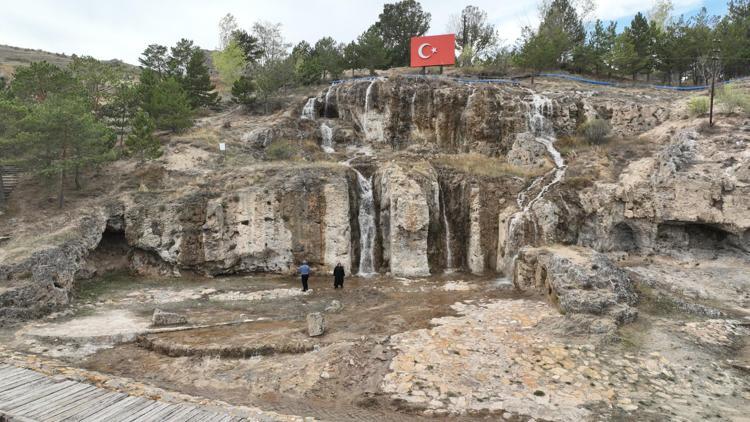 Paşabahçedeki şelale yeniden suya kavuştu