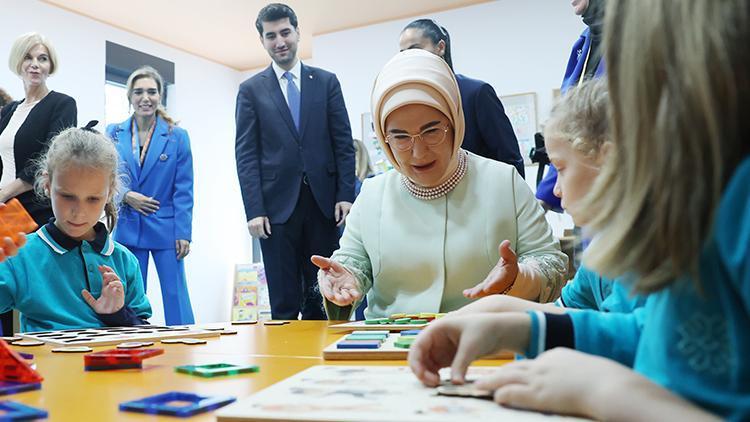 Emine Erdoğandan, Belgraddaki Türkiye Maarif Vakfının anaokuluna ziyaret