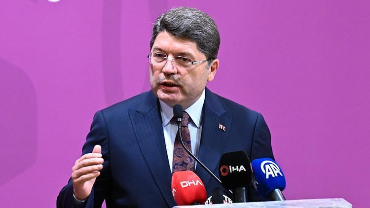 Bakan Tunç: Türkiyenin darbe anayasası ile yoluna devam etmesi bizim için yüz karası