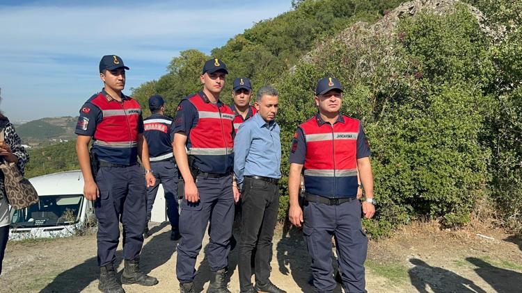 Yalovada eşini kayalıklardan iterek öldürdüğü iddiasıyla yargılanan kocaya olay yerinde keşif yaptırıldı