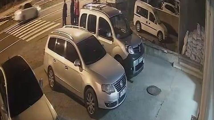 Yaya geçidinde otomobilin çarptığı kadın öldü; kaza kamerada