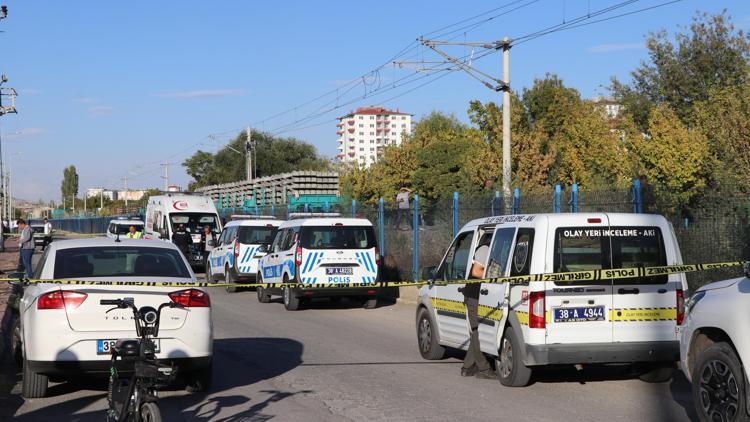 Yük treni çarptı; olay yerinde öldü