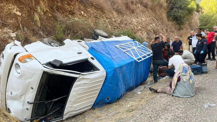 Tarım işçilerini taşıyan kamyonet devrildi: 1’i ağır, 8 yaralı