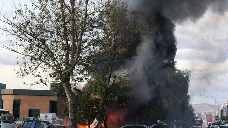 Ankarada otoparkta çıkan yangında 5 araç kullanılamaz hale geldi