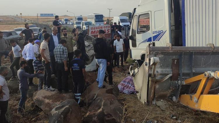 Diyarbakır’da kamyonla otomobil çarpıştı: 1 ölü, 2 yaralı