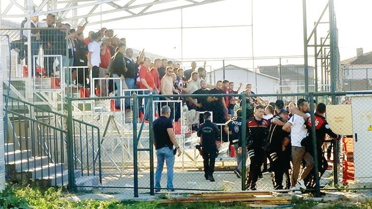 Futbol magandaları gözaltına alındı: Polise yumruk atıp hakaret ettiler