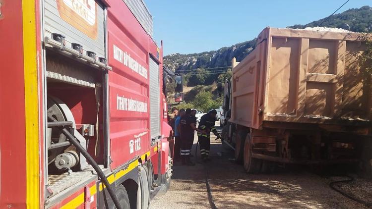 Hatay’da hafriyat kamyonu yandı