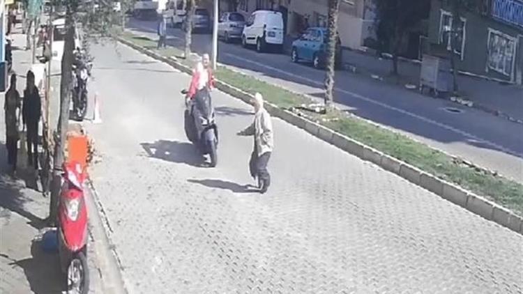 Bursada motosikletin çarptığı yaya öldü; kaza kamerada