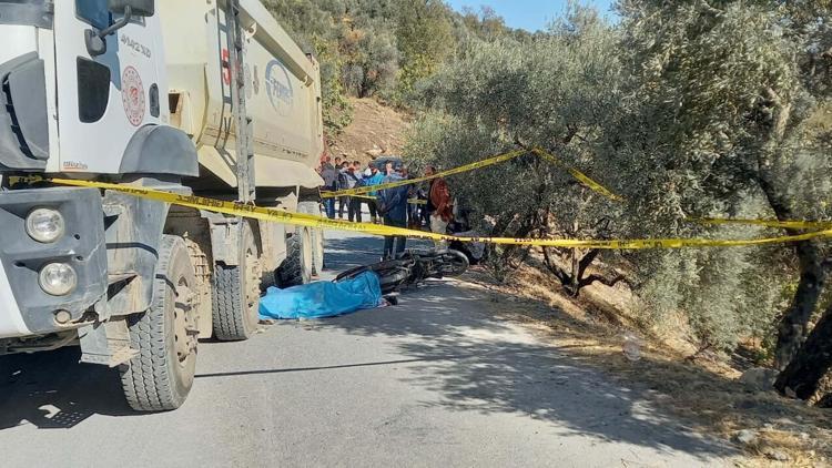 Kamyonla çarpışan motosikletin sürücüsü yaralandı; eşi ve torunu öldü