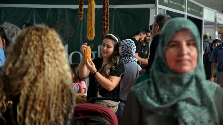 Tespih tutkunları son gününde Tespih ve Doğal Taşlar Fuarı’na akın etti