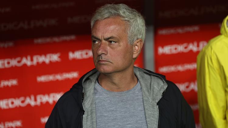 Jose Mourinhodan maç sonu hakem tepkisi: Bazı takımlar için faul oluyor