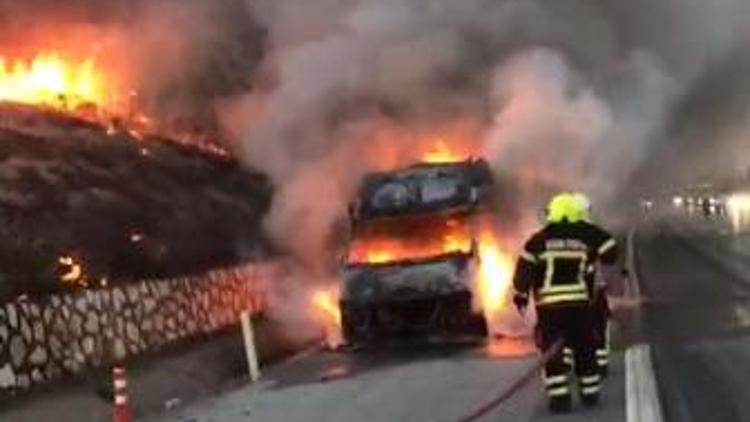 Tarsusta seyir halindeki minibüs, alev alev yandı