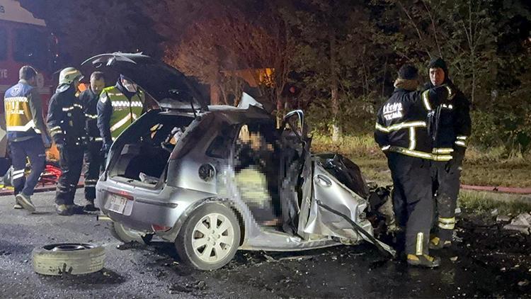 İş makinesine çarpan otomobil alev aldı: 5 ölü