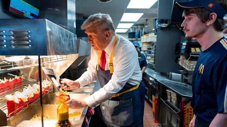 Trump önlük giydi, patates kızarttı