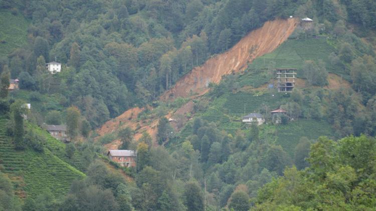 Rizede heyelan; 2 boş ev toprak altında kaldı