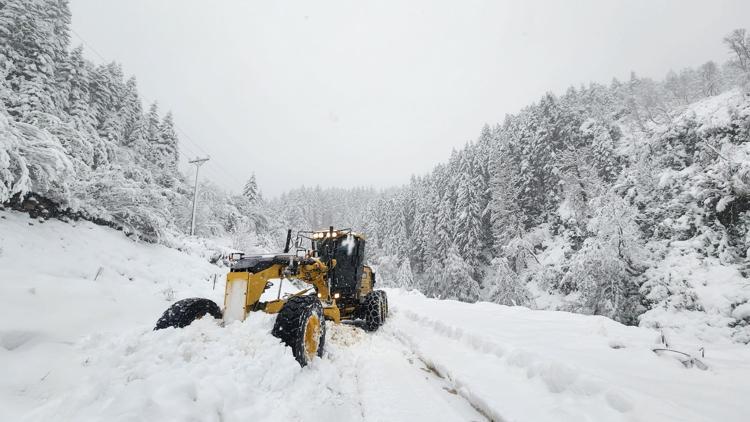 Rizede 21 köy yolu kardan kapandı