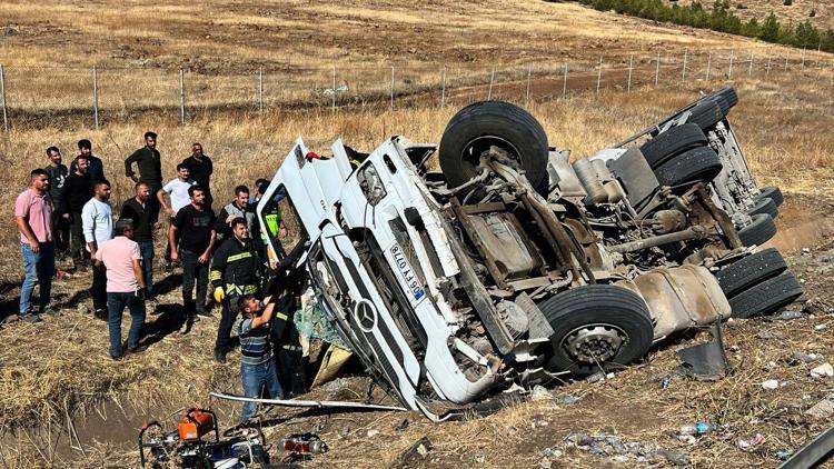 Gaziantep’te, şarampole devrilen beton mikserinin sürücüsü öldü